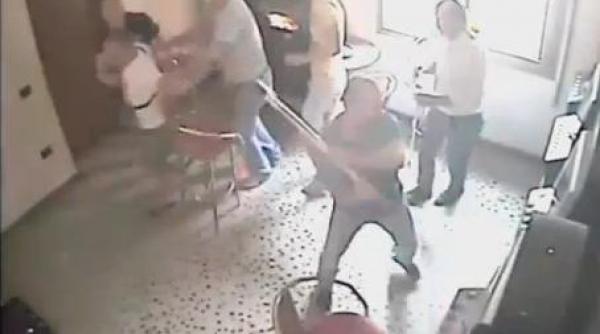 razbunare suparat pe pacanele un barbat intra cu toporul in bar si face praf toate aparatele video