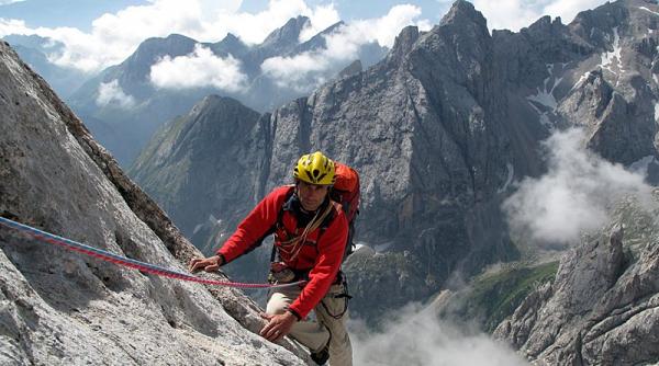 alpinisti romani la 8 125 de metri inaltime fara oxigen suplimentar si fara ajutorul serpasilor