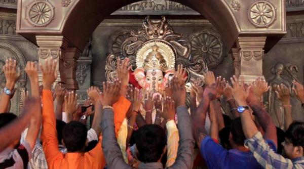 baiat de 12 ani considerat zeu in india de ce adeptii se inchina la el ca la dumnezeu video