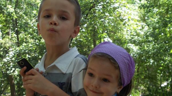 umbra lui gabriel diagnosticat la 3 ani si jumatate cu autism un baietel e ajutat in terapie de sora lui mai mica