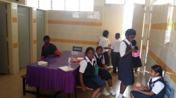 revoltator copii fortati sa manance in toaleta scolii director ce are e curat acolo