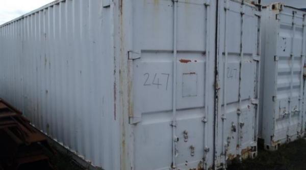 licitatie pe nevazute a cumparat un container cu 100 de dolari fara sa stie ce contine ce a gasit inauntru l a socat