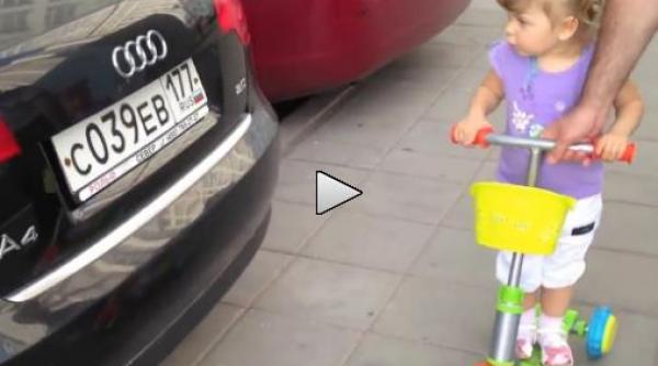 o fetita de doi ani e specialista in masini video