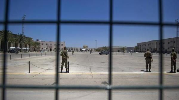 sute de detinuti au evadat dintr o inchisoare din orasul libian benghazi este revolta in interiorul inchisorii precum si un atac din exterior