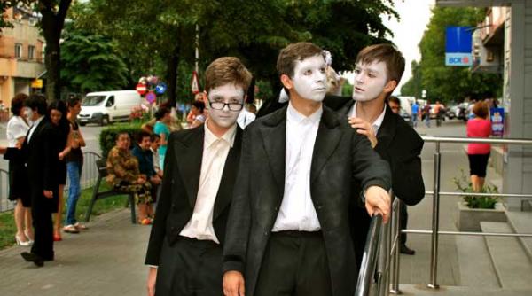 teatru in miezul verii toride ariel inter fest cu insemnul purcarete