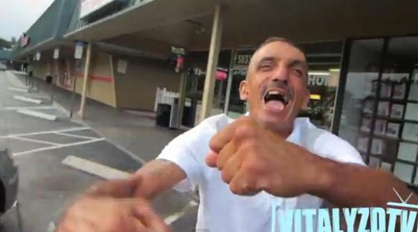 omenia lucru rar doi tineri fac fericit un om al strazii pentru o zi video