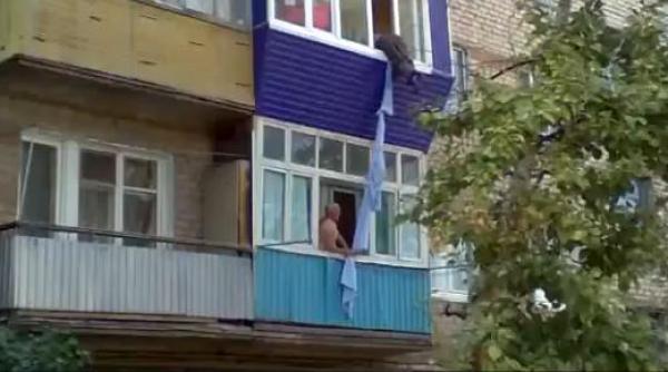 si a riscat viata pentru un pahar cu tuica incercand sa evadeze prin balcon video