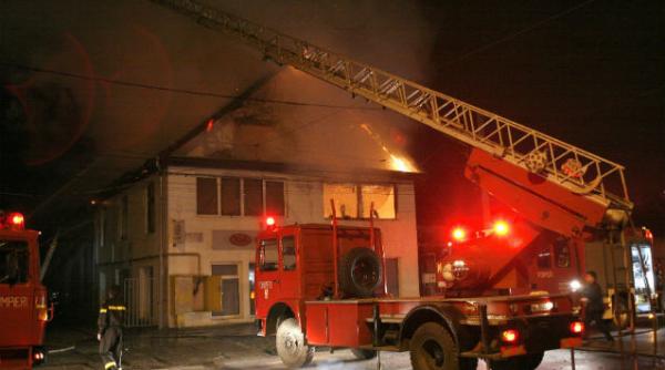 incendiu puternic la o fabrica de cherestea din bistrita nasaud autoritatile se tem ca focul va cuprinde si o biserica din apropiere