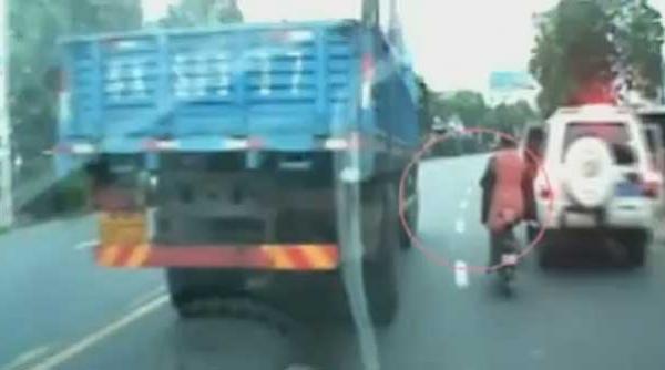 video biciclista lovita in trafic de usa unui autoturism de teren