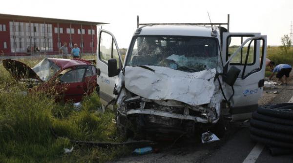 accident in vrancea un microbuz cu opt persoane s a rasturnat dupa ce a fost acrosat de o masina de teren