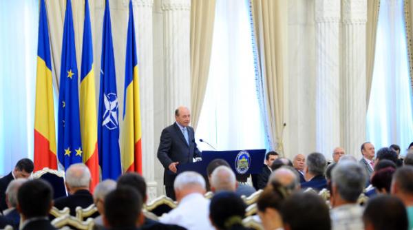 basescu suntem latini ne criticam unii pe altii dar avem crestere economica al treilea an consecutiv