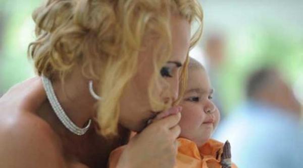 impresionant un baietel cu speranta de viata de cateva saptamani cavaler de onoare la nunta parintilor sai