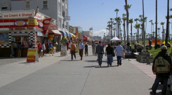 un sofer inconstient a facut prapad pe celebra promenada californiana venice beach