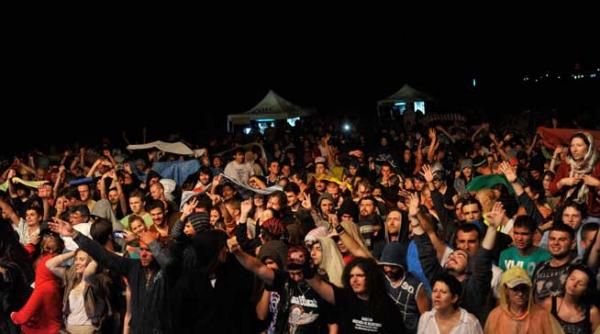 folk you fiul lacrimilor noastre sa nu ne lasam constransi de vremuri