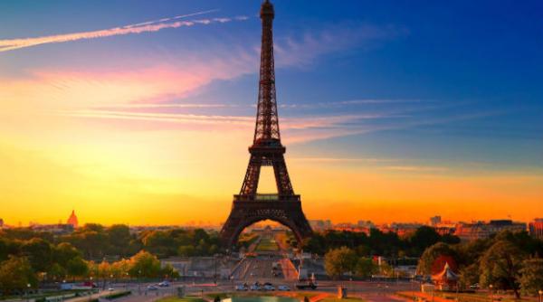 turnul eiffel evacuat in urma unei amenintari cu bomba