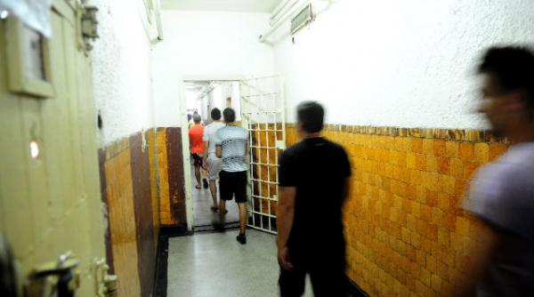 administratia penitenciarelor vrea sa dea 10 000 de euro pe luna pentru a bloca telefoanele mobilele ale detinutilor