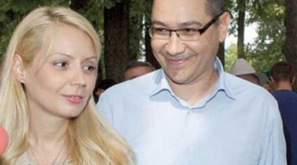 victor ponta a mers cu sotia la manastirea putna pentru a asista la sfanta liturghie