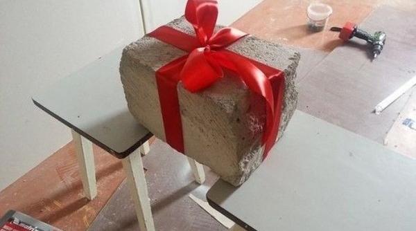 au crezut ca invitatul isi bate joc de ei au avut insa surpriza vietii cand au deschis cadoul
