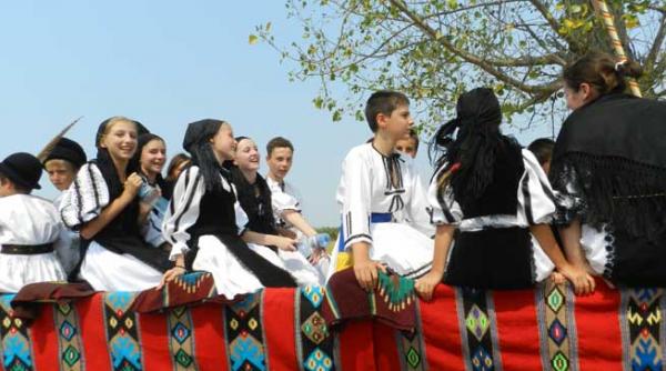 festivalul national de dansuri si traditii populare in poiana cu goruni din vinerea alba