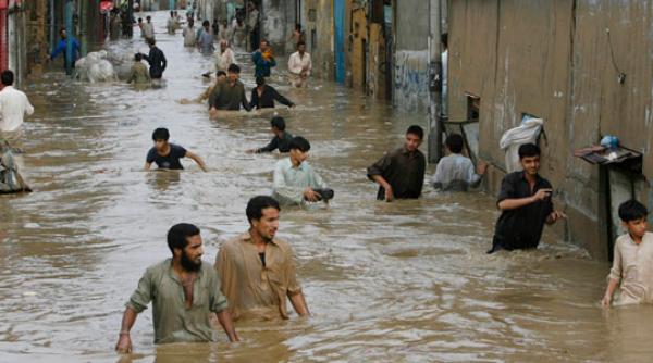 inundatii in pakistan cel putin 108 morti si peste 300 000 de persoane afectate