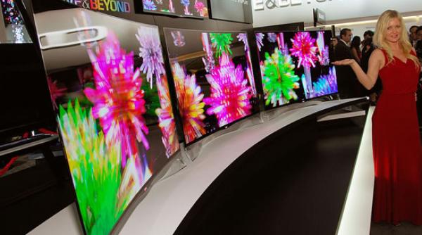 primul televizor cu ecran curbat vine in europa vezi cat costa si cand ajunge si in romania