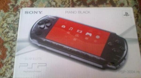 patania unui roman a comandat un telefon de pe internet si a inlemnit cand a deschis cutia