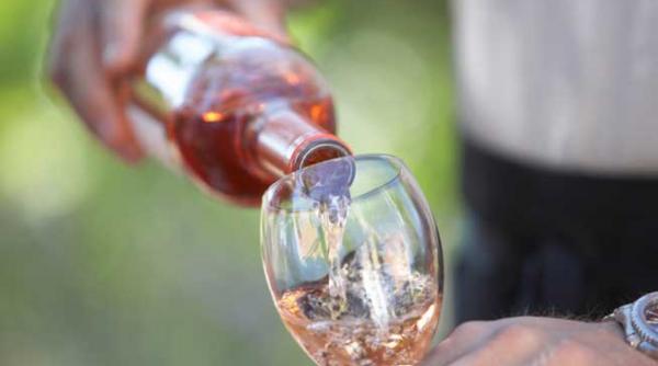 vinul diminueaza riscul instalarii depresiei