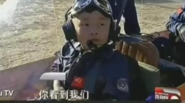 un baietel din china cel mai tanar pilot din istorie tanarul a traversat la bordul unui avion parcul wildlife din beijing video