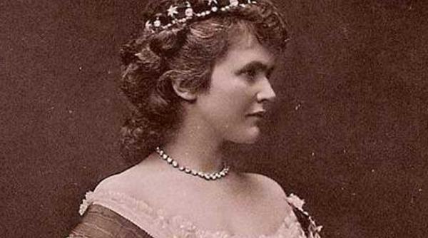 fluturi sarutandu se sensibilitatea si filosofia reginei elisabeta a romaniei