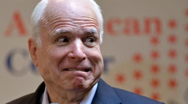john mccain in centrul unui scandal ce facea senatorul american in timpul audierilor privind siria