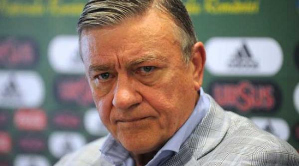 mircea sandu isi cere scuze dupa ce a vrut sa mangaie familia copilului ucis de caini cu bilete la meci