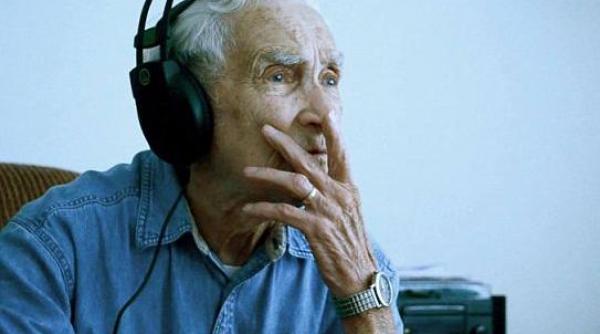 topurile muzicale cucerite de melodia unui batran de 96 de ani cantecul a fost dedicat sotiei decedate video