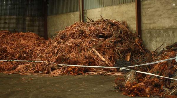 13 romani condamnati in franta dupa ce au furat intr o luna 4 1 tone de metale