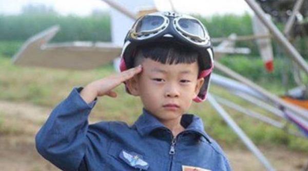 un baietel de 5 ani cel mai tanar pilot din lume