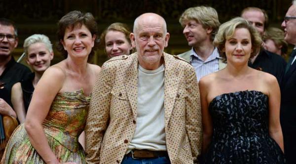 cand john malkovich e intre doua soprane