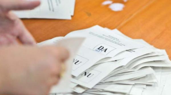 referendum cu prezenta de 30 deputatii au respins cererea de reexaminare a presedintelui traian basescu