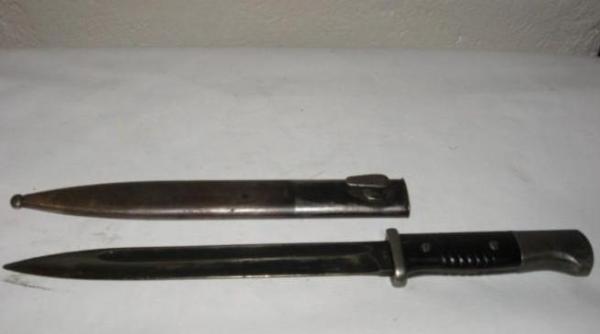 barbat spintecat cu baioneta in fa a unui bloc din bucure ti agresorul incatu at suparat pe poli i ti ca nu l lasa sa fumeze