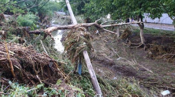 o noua viitura a lovit judetul galati sute de persoane evacuate din locuinte un drum national si un drum judetean blocate