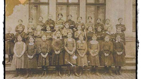 exclusiv eminescu la inceput de an scolar 1875 ploaia trece prin acoperisul scolii copii goi si bolnavi invatatori ignoranti si prost platiti administratori superficiali nici clopotel nici orologiu