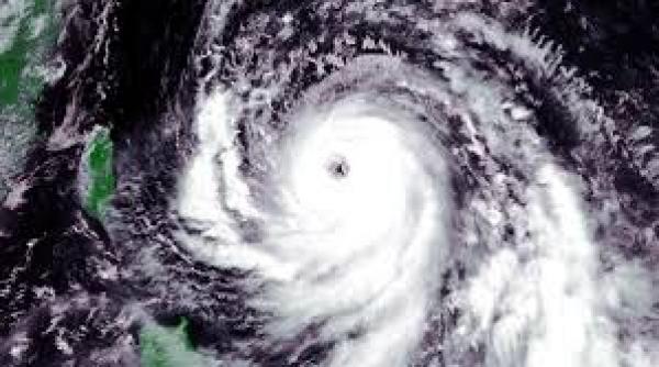 un taifun puternic se apropie de sudul si estul japoniei furtuna ameninta regiunea fukushima