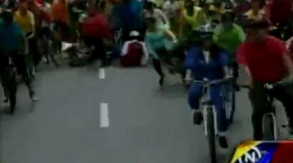 presedintele venezuelei a cazut de pe bicicleta in timpul unei curse aniversare video