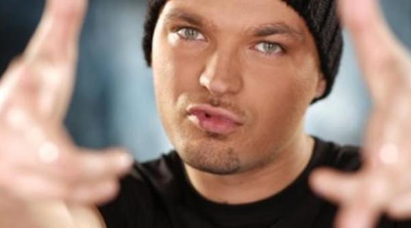 iubitorii de caini il vor pe puya dupa gratii cantaretul este acuzat ca a instigat la uciderea maidanezilor