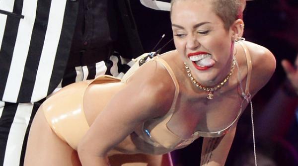 miley cyrus a anuntat ca nu se mai marita cu liam hemsworth pentru ca acesta nu i a fost credincios video