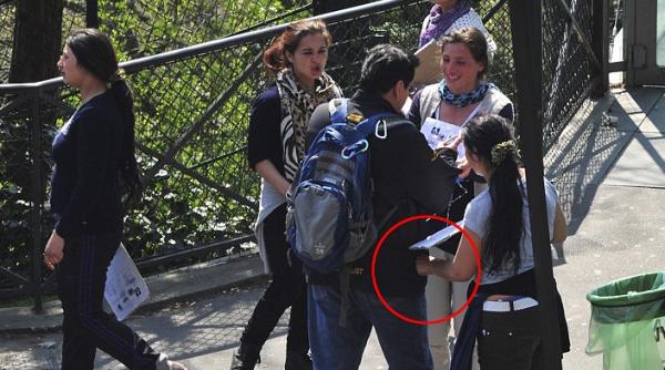 cei 12 hoti arestati la paris pentru furturi comise la muzeul luvru si in jurul turnului eiffel romani deghizati in turisti