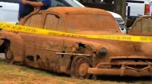 descoperire socanta in oklahoma ce au gasit politistii in doua masini scufundate intr un lac in urma cu 40 de ani video