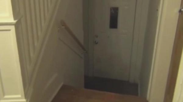 mai multi studenti ingroziti ce au descoperit tinerii intr o camera secreta la subsolul casei in care locuiau video