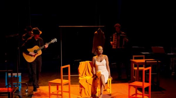 o avampremiera la viata e frumoasa marie helene estienne a venit la bucuresti cu spectacolul marca peter brook costumul