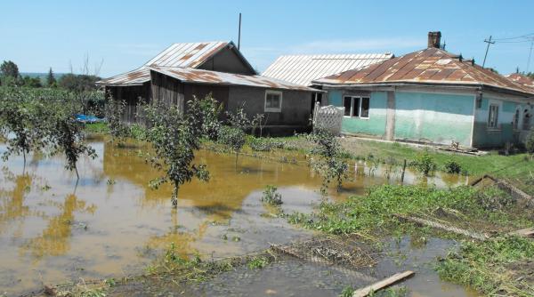 dezastru in galati in urma inundatiilor 485 de case sunt in pericol de prabu ire 81 deja au cazut la pamant