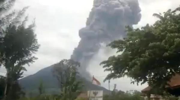 un vulcan de pe insula sumatra a erupt peste 15 000 de persoane evacuate video