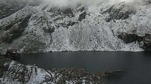 ninsoare pe transfagarasan masini blocate langa balea lac